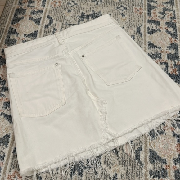 White denim skirt with silver buttons and tattered hemming - Picture 2 of 3
